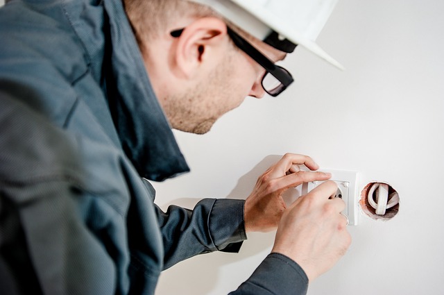 Elektriker bei der Arbeit in München Deutschland