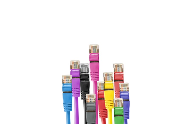 viele bunte Netzwerkkabel für die Hauselektronik