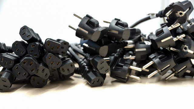 schwarzes Stromkabel mit Stecker für Elekrogeraete